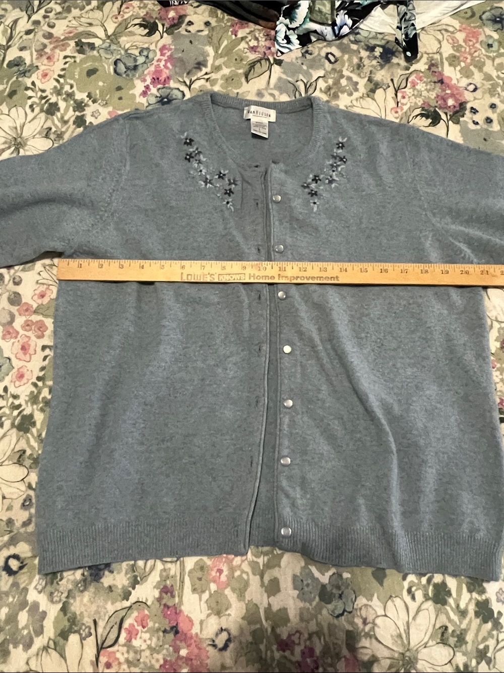 Vintage Van Heusen Lambswool Embroidered Button-Front Sweater Cardigan - Picture 5 of 7